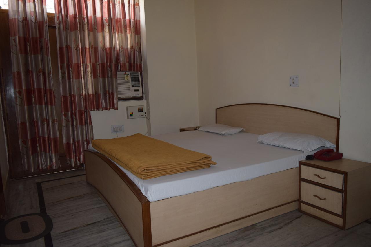 Hotel Raj Palace Ришикеш Экстерьер фото