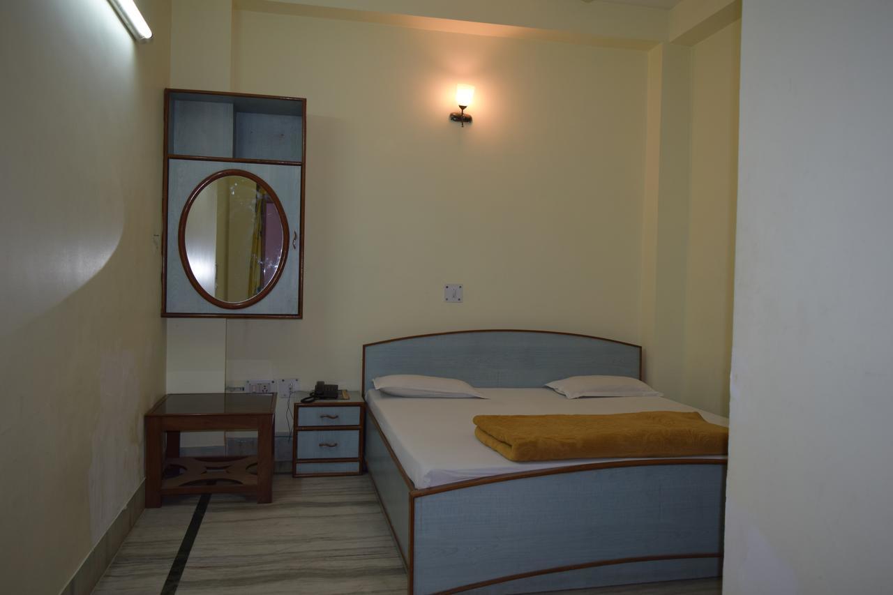 Hotel Raj Palace Ришикеш Экстерьер фото
